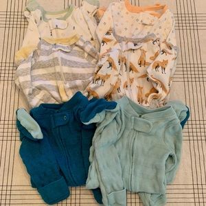 Lot- 6 newborn cloud island sleepers/footies.